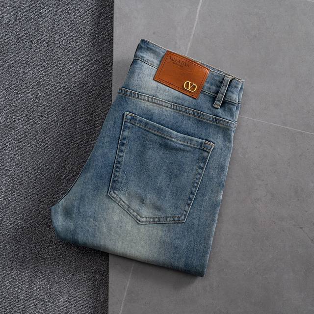 Valentino's hot-selling super soft jeans! Straight-leg simple and versatile hot-