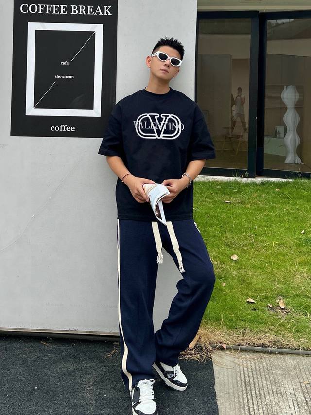 Valentino's new double-layer letter print short-sleeved T-shirt. The letter patt