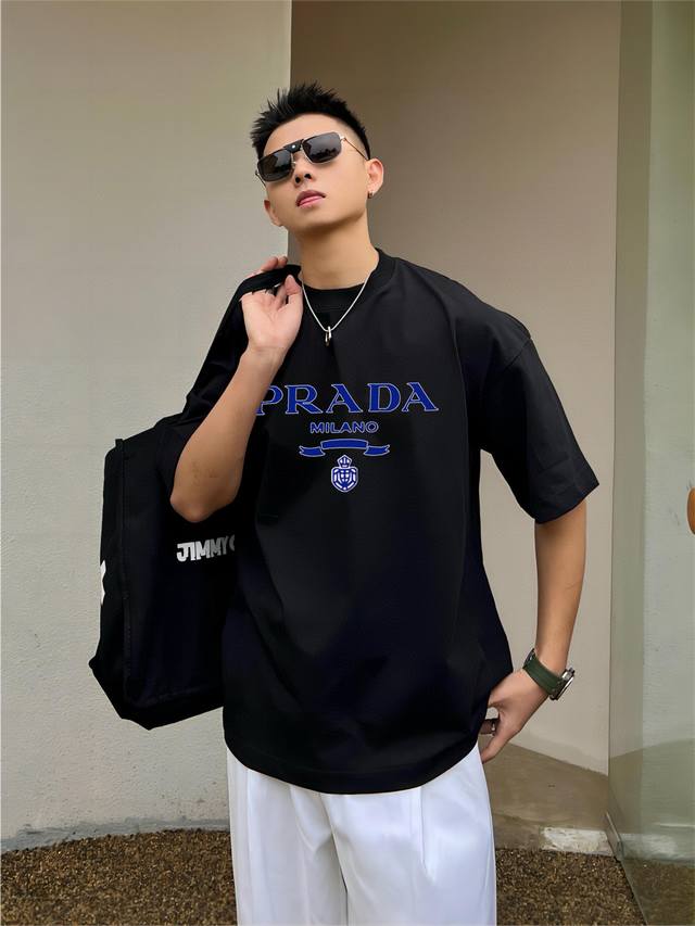Prada's new double-layer letter-printed short-sleeved T-shirt. The letter patter