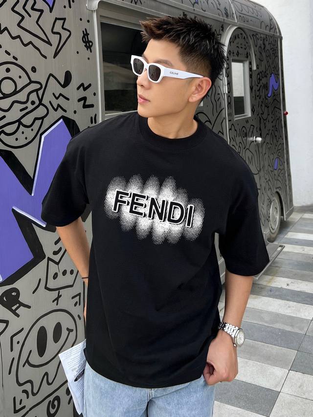 Fendi's new letter print double-layer heavy-duty short-sleeved T-shirt. The lett