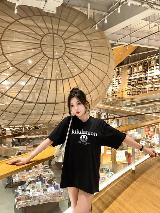 Lulu's new double-layer letter-printed short-sleeved T-shirt. The letter pattern