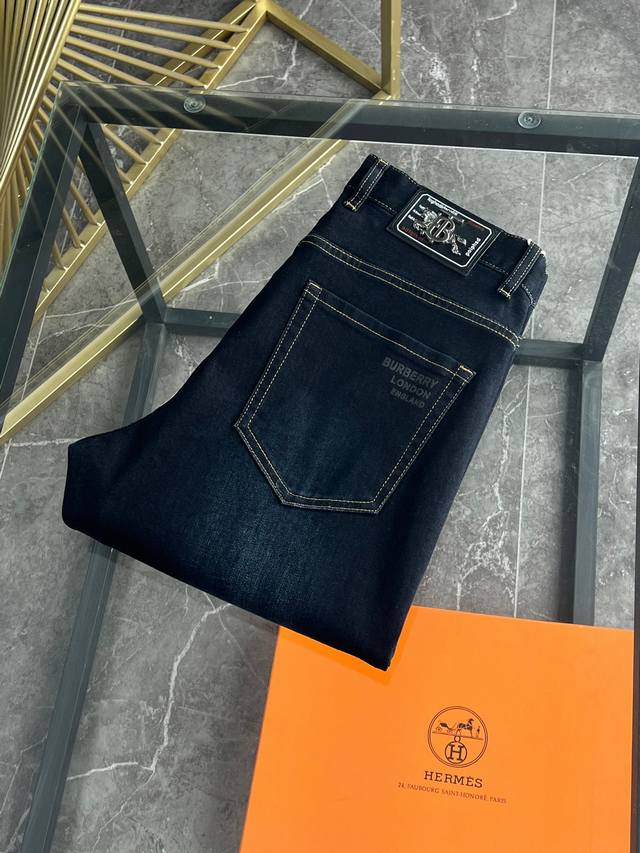 Burberry 2620 Spring and Summer new products are available at the counter. The b