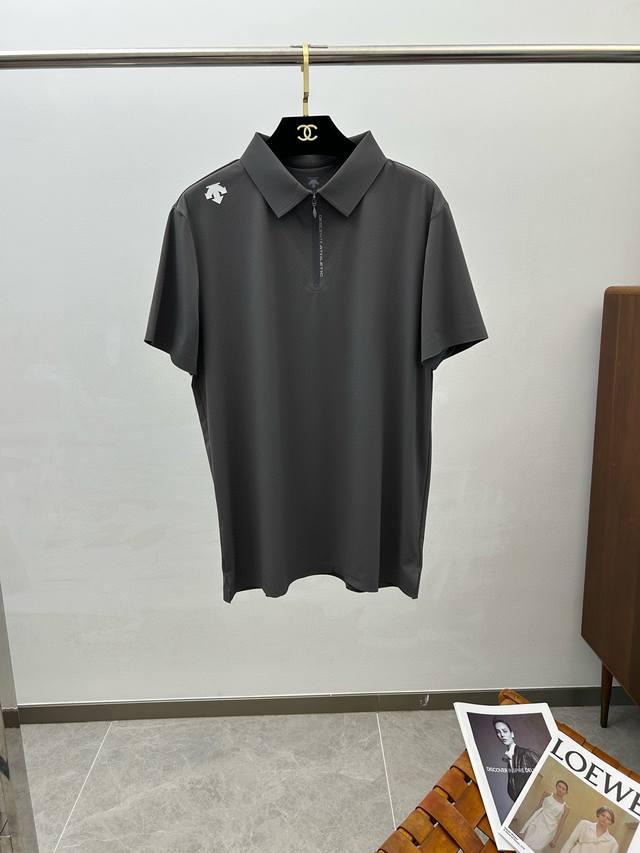 Des25S Spring and Summer Men's Polo. The iconic logo on the chest makes it look