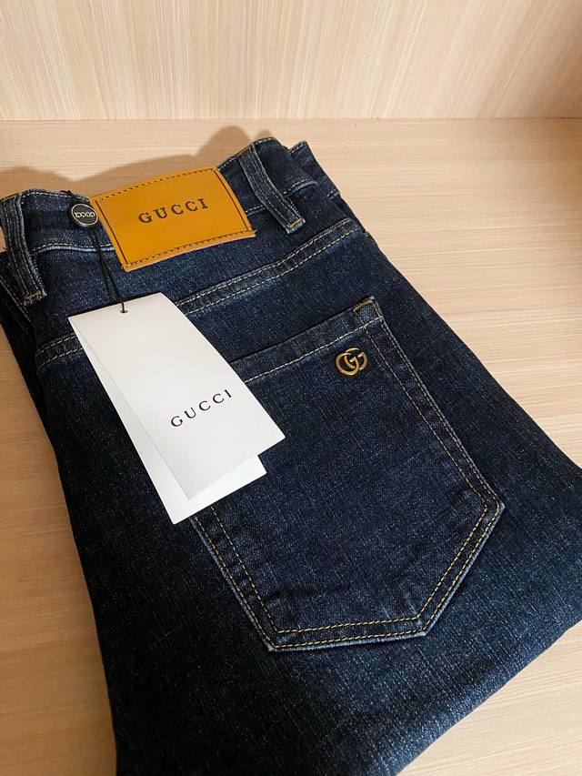 Gucc men's jeans with rolled-up logo on the hem are very beautiful and very suit