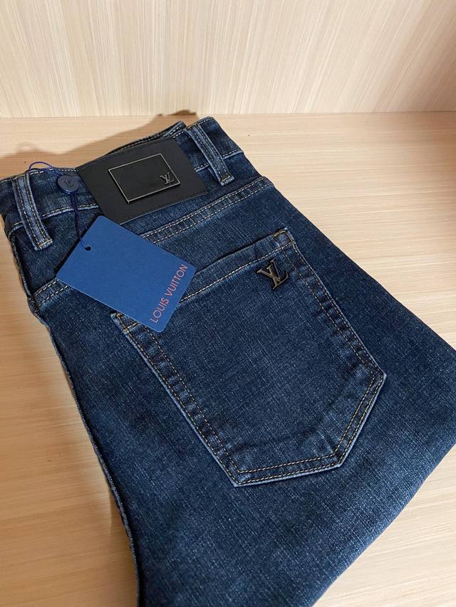 Lv 25 new men's slim jeans.......Custom-made cotton denim fabric, comfortable to