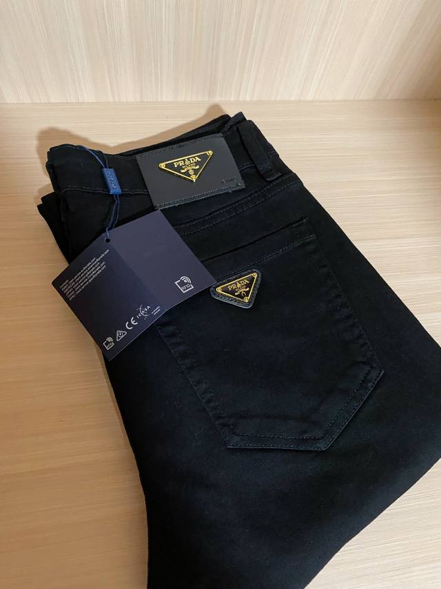 Prada 2025 new black jeans are not only high quality, but also very comfortable.