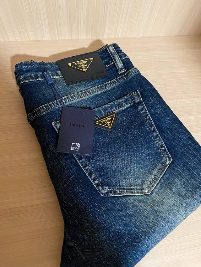 Prada 2025 new blue jeans are not only high quality, but also very comfortable.