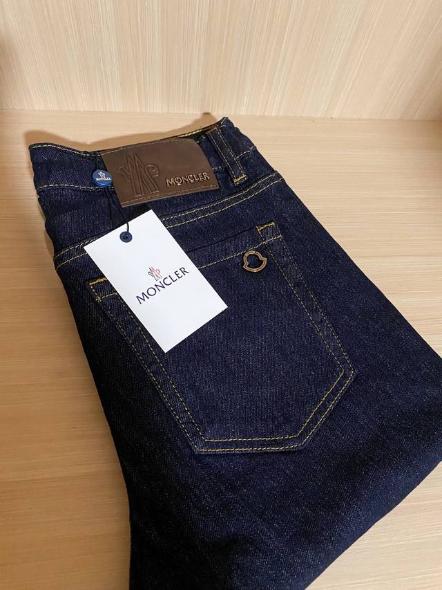 Moncler 2025 Spring/Summer Men's Washed Jeans are a great tool for daily mix-and