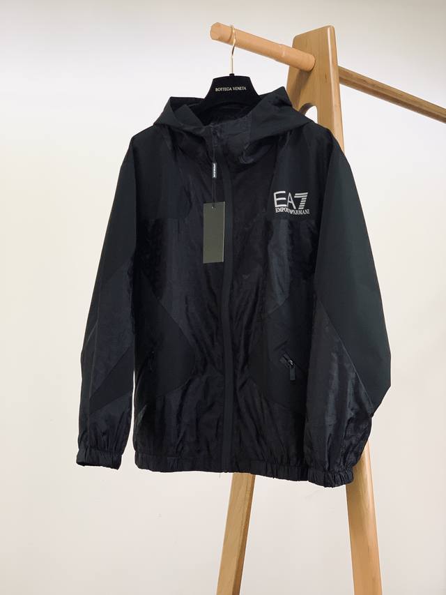 Emporio Armani casual hooded windbreaker jacket, which makes you look thinner an