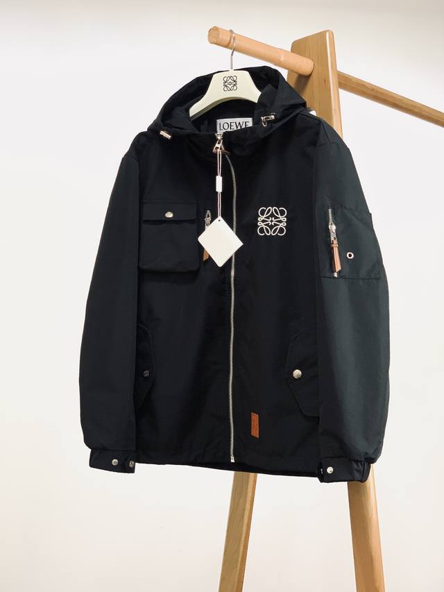 Loewe casual hooded windbreaker jacket, which makes you look thinner and whiter