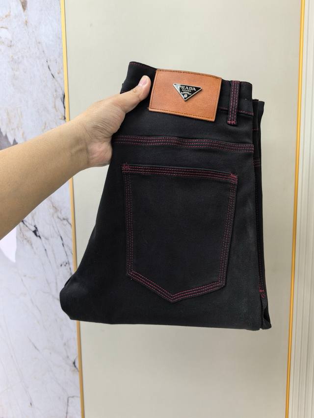 Prada, the latest men's jeans for spring and summer 2025! Heavy-duty washed deni