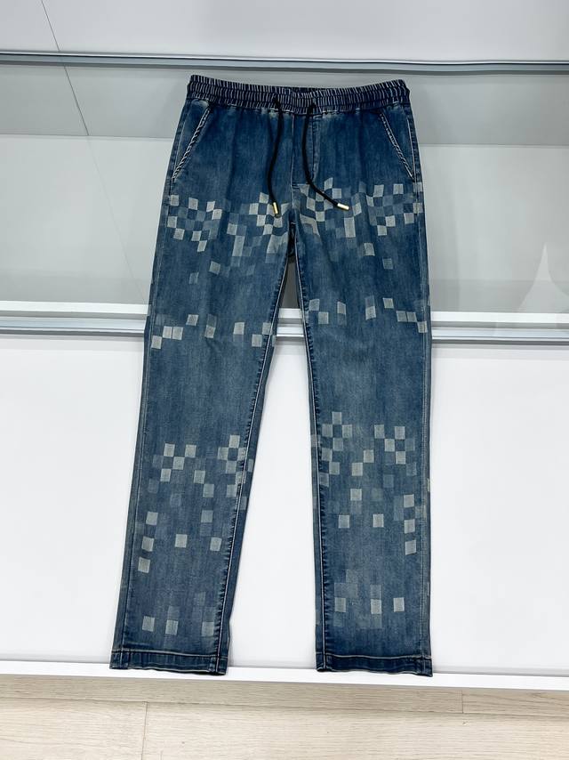 L-branded checkerboard jeans, a new favorite in the fashion world! The checkerbo