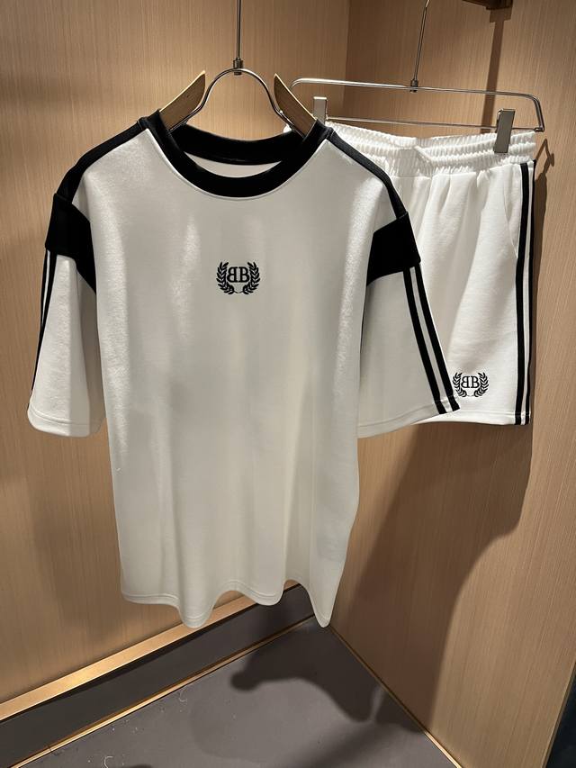 Balencia*Paris*'s latest 2025 spring and summer casual suit, with the same embro