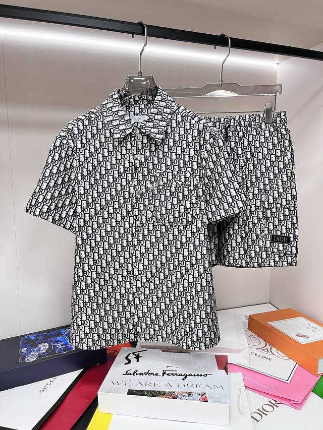 G Mainly promote Dior's new spring jackets and coats. Dior's spring lapel suits.