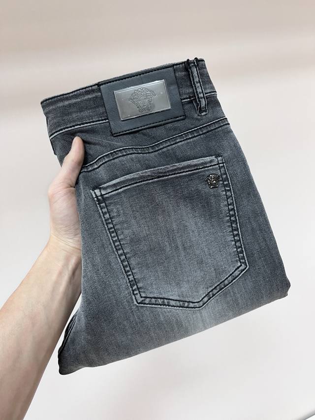 Versace exclusive new Versace trendy men's fashion casual jeans, high-end Europe