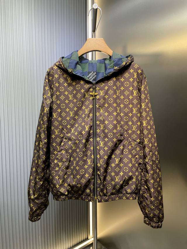 The new double-sided windbreaker jacket from the 2025 Spring/Summer fashion show