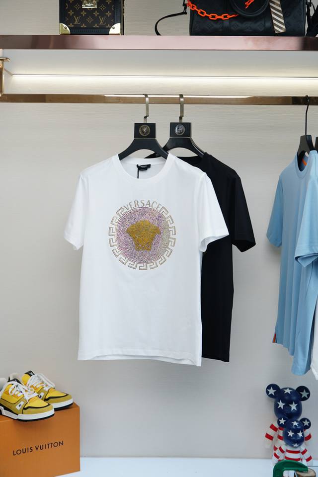 Versace Versace 2025 spring and summer new round neck short sleeves, the front i