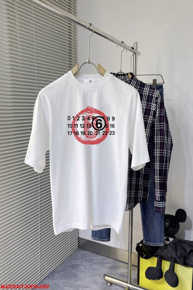Margiela's new double-layered letter-printed short-sleeved T-shirt. The letter p