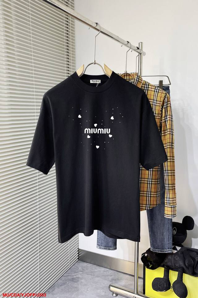 Miu Miu new double-layered short-sleeved T-shirt with letter print. Whether it i