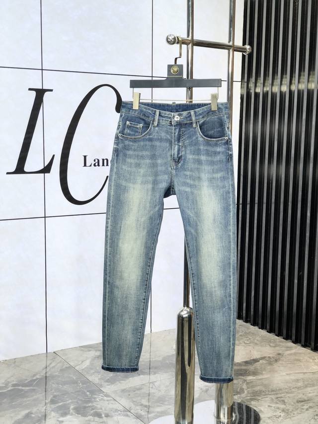 Prada. Available at the official website and counters simultaneously, 2025Ss spr