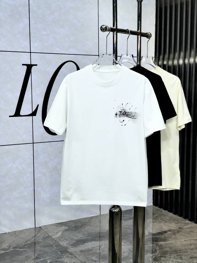 Balenciaga. Wearing 200 pounds of top-quality goods, the latest short-sleeved ro