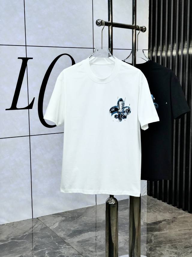 Chrome Hearts. Wearing 200 pounds of top-quality goods, the latest short-sleeved
