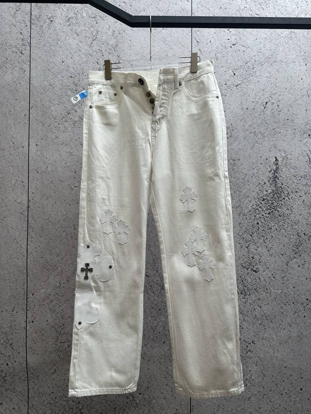 White jeans with a Chrome Hearts-style cross element, simple yet individual. Cla