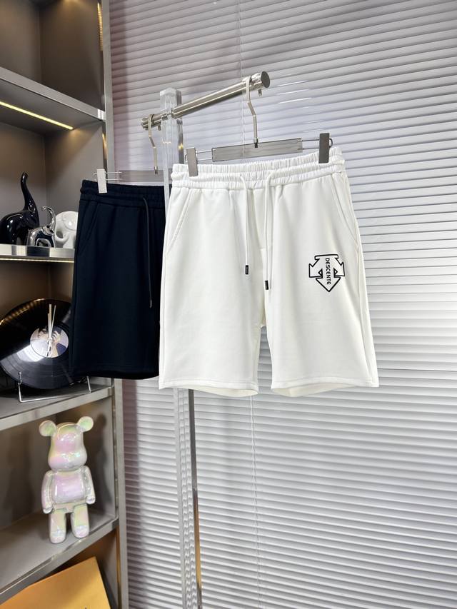 Desc* Desante Ss25 summer men's casual shorts are a versatile item, with elastic