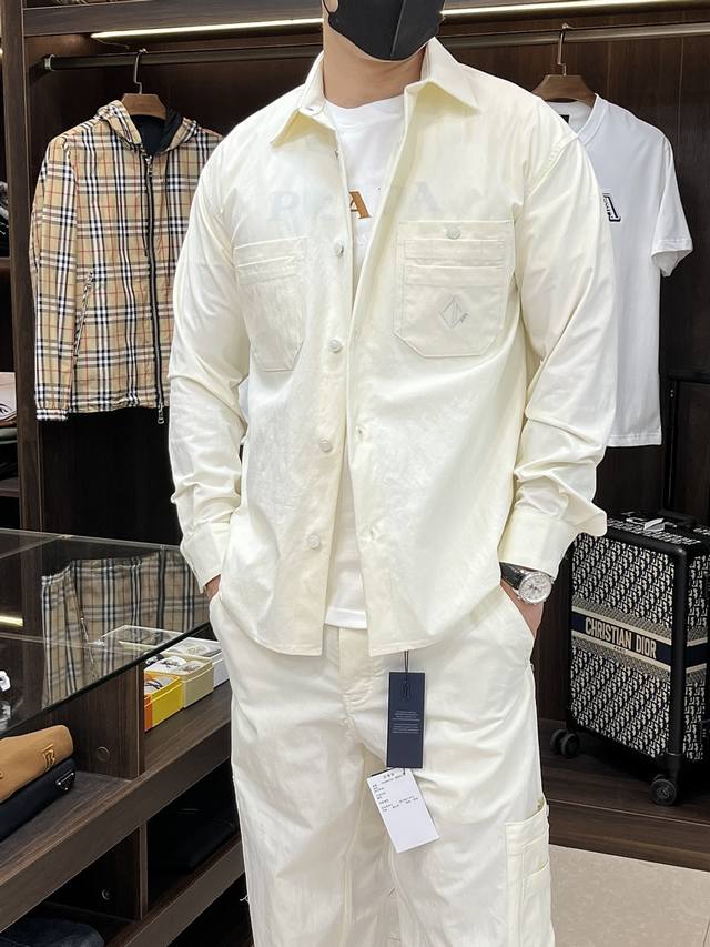 Mainly promotes Dior's new off-white work suit for 25Ss. This Cd Diamond suit is