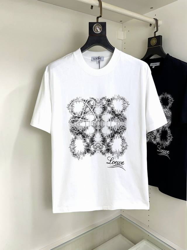 Loewe is a good news for fat guys who can wear 200 pounds. Top-grade round-neck