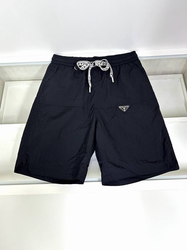 Prada Prada latest elastic casual sports shorts counter fabric to create a soft,