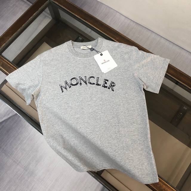Moncler's latest spring and summer round-neck short-sleeved T-shirt, the season'