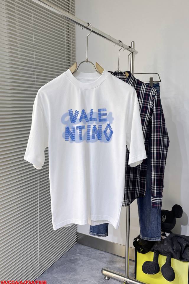 F656 Louis Vuitton's new double-layered letter-printed short-sleeved T-shirt. Th