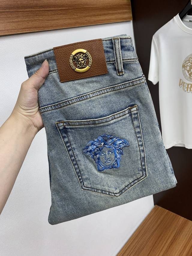 Versace 25 Spring and Summer new slim-fit original men's washed jeans. A pure-bl