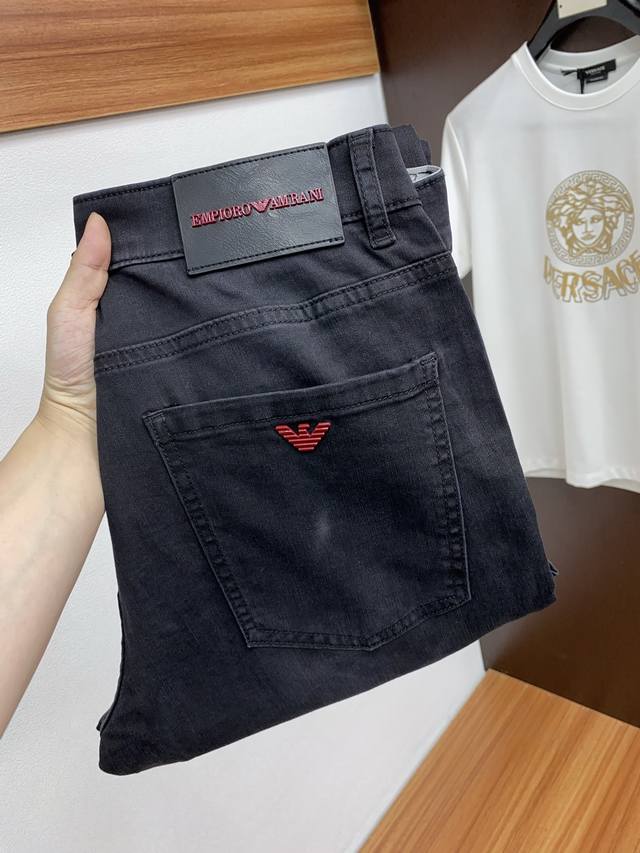 25th spring and summer new casual jeans are neatly cut and full of urban style.