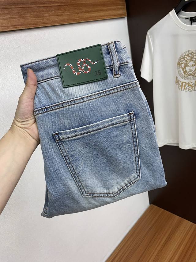Gucci's new casual jeans for spring and summer 2025 are neatly cut and full of u
