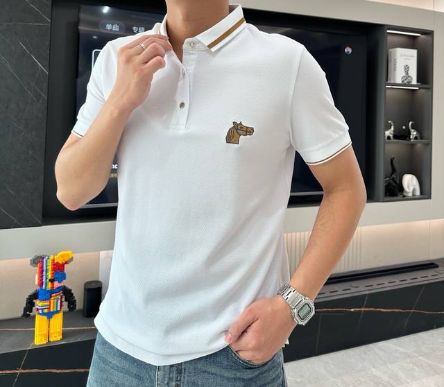 Model Hl133#, the latest horse head embroidered men's lapel T-shirt from Aimajia