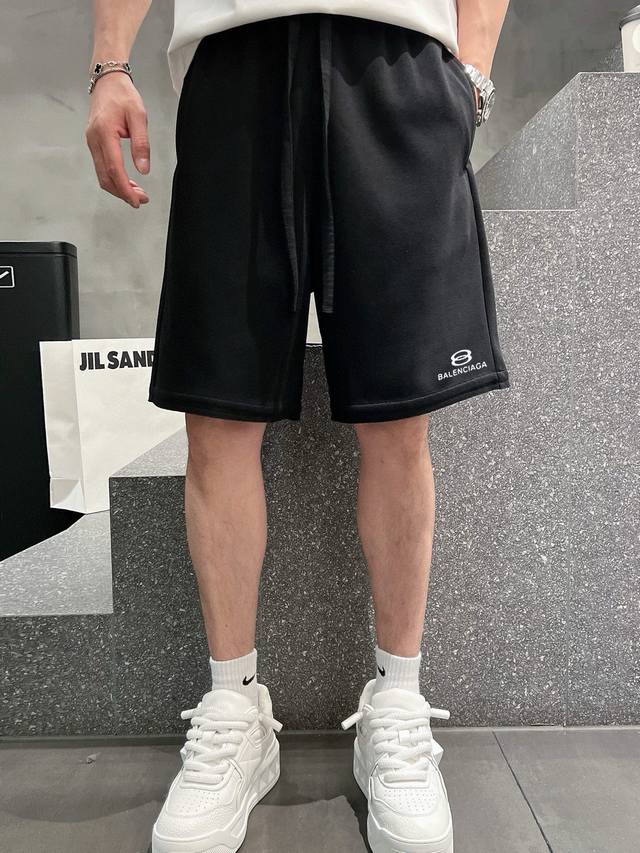 Balenciaga 25 Spring/Summer new shorts This minimalist style expresses a modern