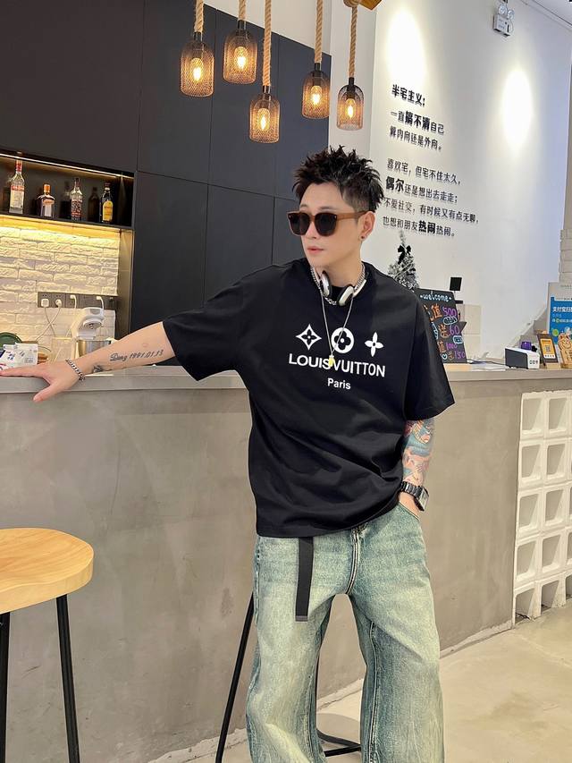Louis Vuitton's new double-layered short-sleeved T-shirt with letter prints. Whe