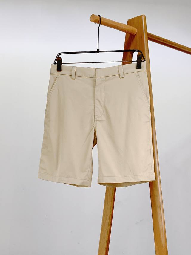 Gucci men's casual shorts, a high-end quality choice. A versatile pair of pants
