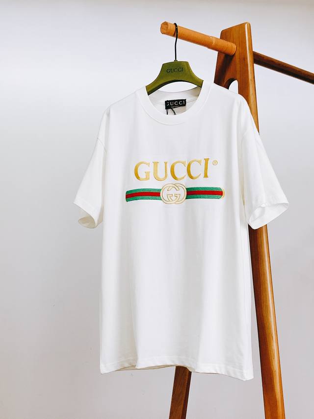 Gucci embroidered logo T-shirt The brand logo on the chest is embroidered with c