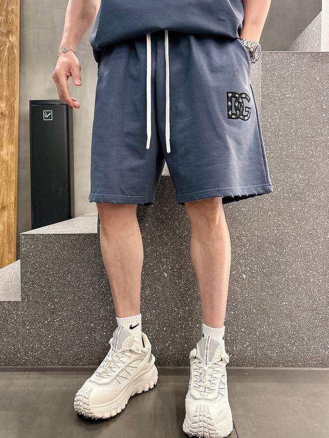 18 promotional models give more than 20 shorts - Dolce & Gabbana D&G2025 shorts