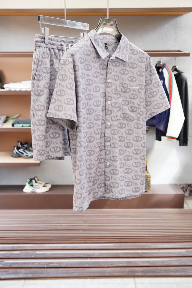 A set of Valentino-Fashionable thin casual jacket and shorts set is made of high