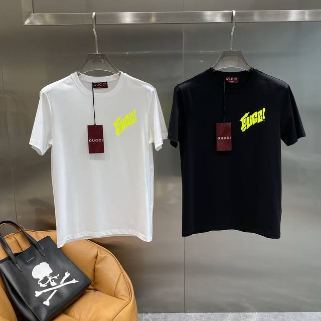 Gucci black T-shirt, a trendy and personalized choice for summer. The bright flu