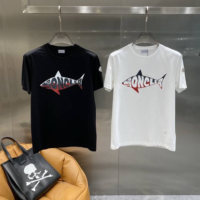 Moncler Moncler's summer fun trend is simple and low-key, with a unique shark-sh
