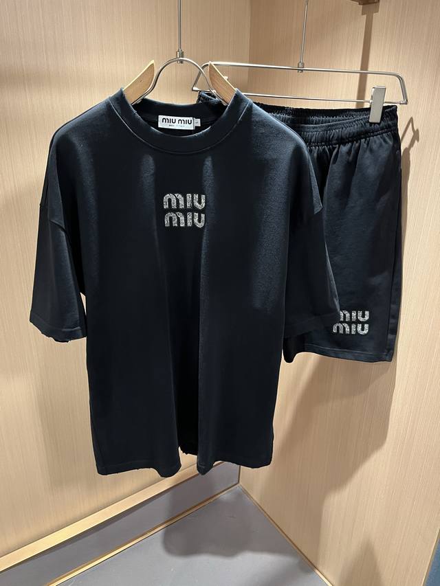 Miumiu 2025 spring and summer new unisex suits, the brand's latest design elemen