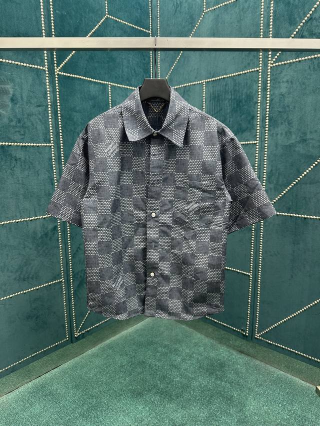 The new short-sleeved shirt from Lvjia 25Ss features Damier jacquard and seed pa