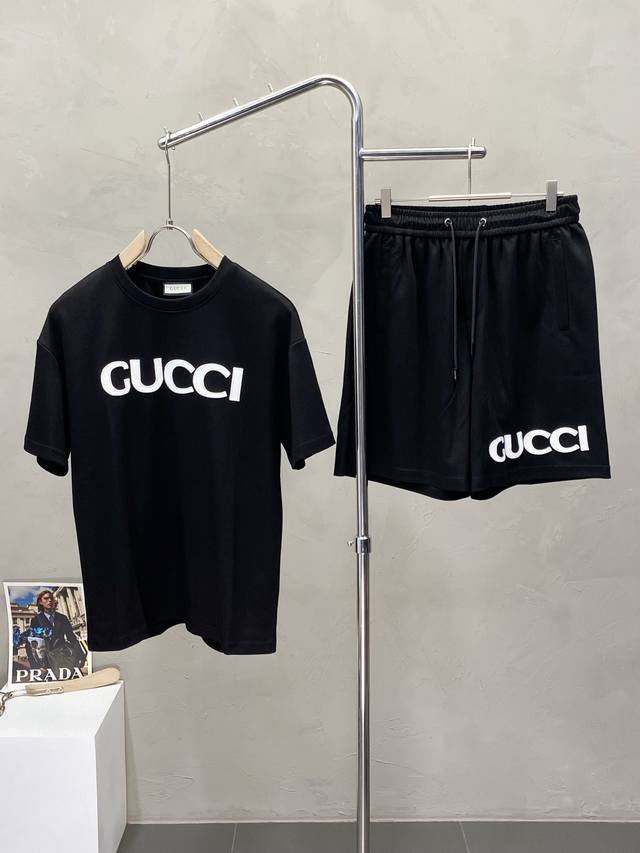 set. Gucci's exclusive spring and summer men's short-sleeved suit. A must-have f