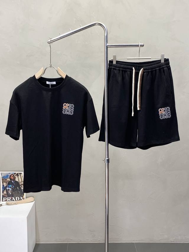 suit. Loewe's exclusive spring and summer men's short-sleeved suit. A must-have