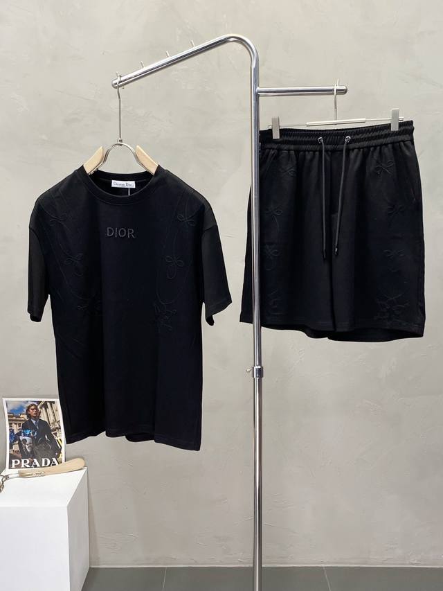 suit. Dior's exclusive spring and summer men's short-sleeved suit. A must-have f